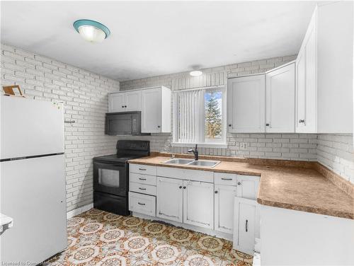 17 Maplestone Avenue, Sarnia, ON - Indoor Photo Showing Kitchen With Double Sink