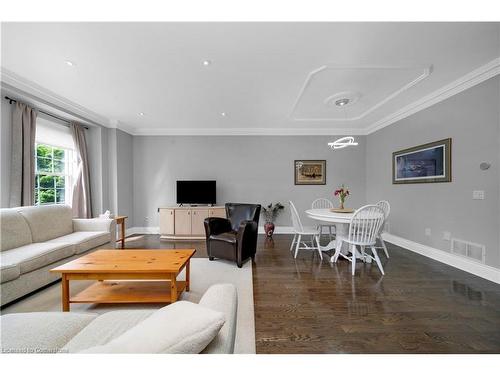 19-8038 Yonge Street, Thornhill, ON - Indoor Photo Showing Living Room