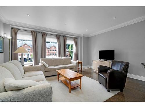 19-8038 Yonge Street, Thornhill, ON - Indoor Photo Showing Living Room