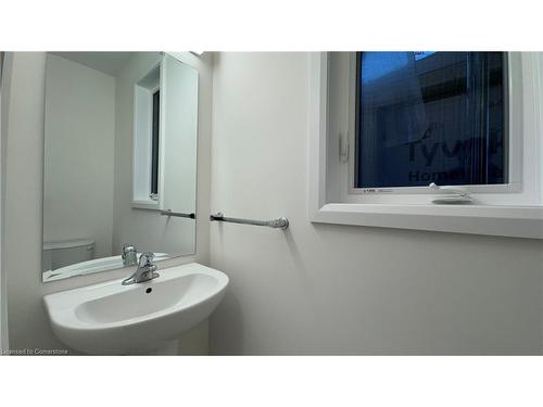 28 Sagewood Drive, Hamilton, ON - Indoor Photo Showing Bathroom