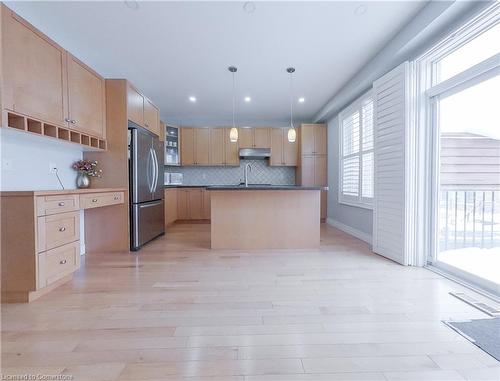 584 Pinery Trail, Waterloo, ON - Indoor Photo Showing Kitchen