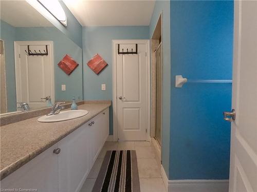 584 Pinery Trail, Waterloo, ON - Indoor Photo Showing Bathroom