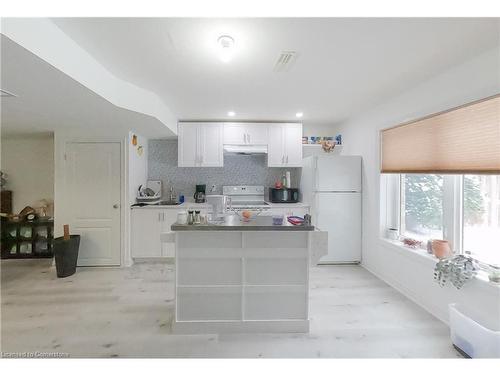 584 Pinery Trail, Waterloo, ON - Indoor Photo Showing Kitchen