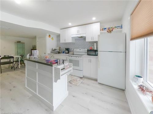 584 Pinery Trail, Waterloo, ON - Indoor Photo Showing Kitchen