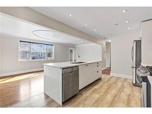 136 Brantdale Avenue, Hamilton, ON - Indoor Photo Showing Kitchen