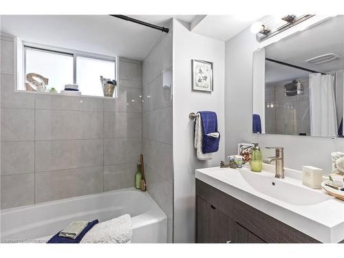 136 Brantdale Avenue, Hamilton, ON - Indoor Photo Showing Bathroom