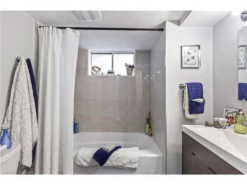 136 Brantdale Avenue, Hamilton, ON - Indoor Photo Showing Bathroom