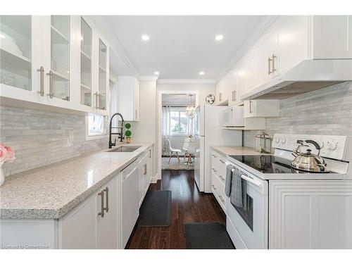 62 Berkshire Square, Brampton, ON - Indoor Photo Showing Kitchen With Upgraded Kitchen