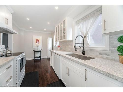 62 Berkshire Square, Brampton, ON - Indoor Photo Showing Kitchen With Upgraded Kitchen