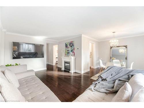 62 Berkshire Square, Brampton, ON - Indoor Photo Showing Living Room