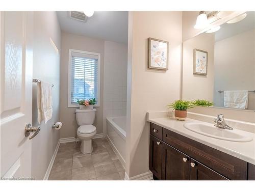 37 Blue Oak Street, Kitchener, ON - Indoor Photo Showing Bathroom