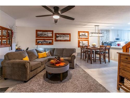 554 Oxbow Crescent, Collingwood, ON - Indoor Photo Showing Living Room