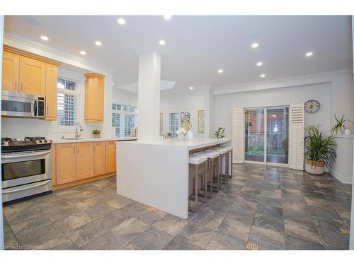 50 Islandview Way, Stoney Creek, ON - Indoor Photo Showing Kitchen With Upgraded Kitchen