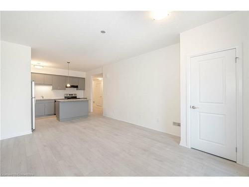 83-261 Woodbine Avenue, Kitchener, ON - Indoor Photo Showing Kitchen