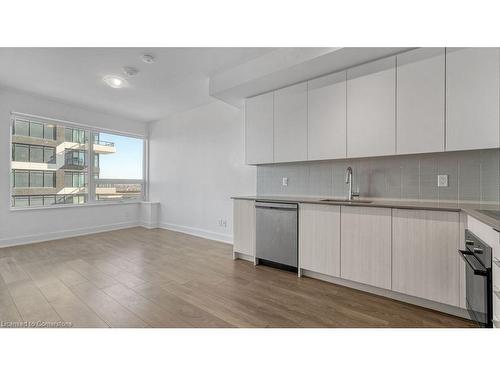 603-2481 Taunton Road, Oakville, ON - Indoor Photo Showing Kitchen