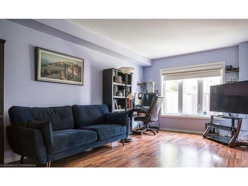 21 Lynch Crescent, Hamilton, ON - Indoor Photo Showing Living Room