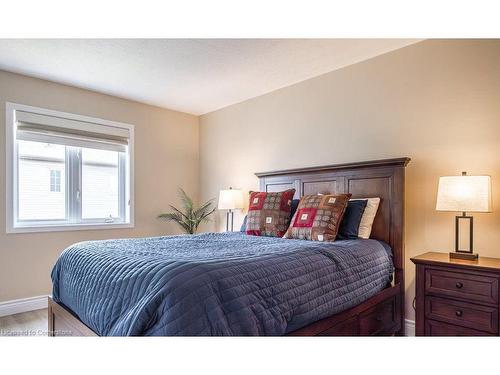 21 Lynch Crescent, Hamilton, ON - Indoor Photo Showing Bedroom