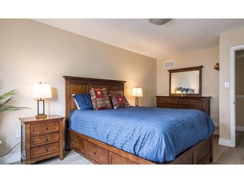 21 Lynch Crescent, Hamilton, ON - Indoor Photo Showing Bedroom