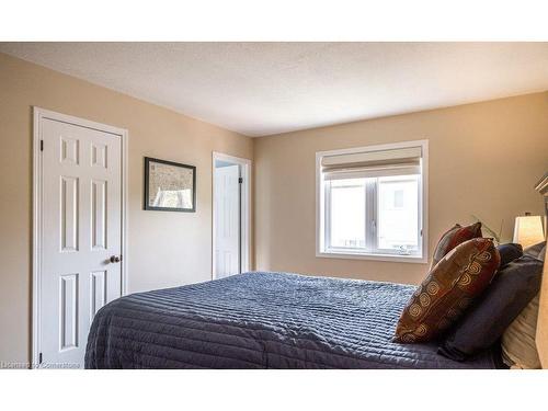 21 Lynch Crescent, Hamilton, ON - Indoor Photo Showing Bedroom