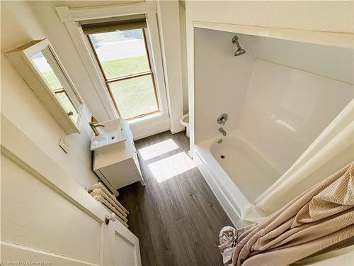 180 Carroll Street, Rockwood, ON - Indoor Photo Showing Bathroom