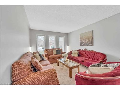 85 Cityview Circle, Barrie, ON - Indoor Photo Showing Living Room