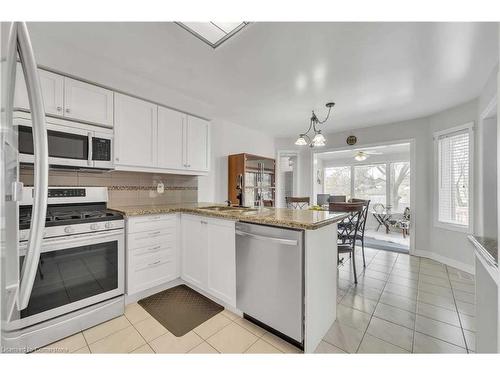 85 Cityview Circle, Barrie, ON - Indoor Photo Showing Kitchen With Upgraded Kitchen