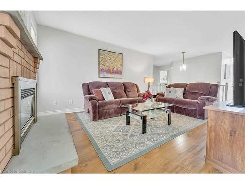 85 Cityview Circle, Barrie, ON - Indoor Photo Showing Living Room