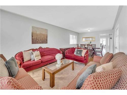 85 Cityview Circle, Barrie, ON - Indoor Photo Showing Living Room