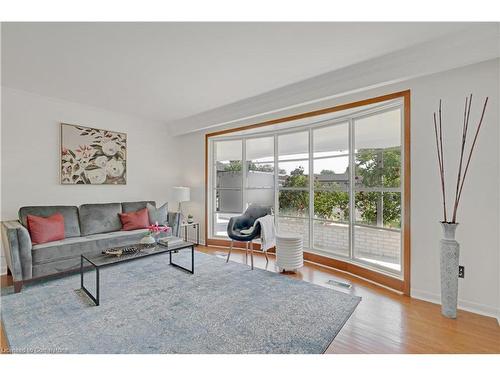 846 Mississauga Valley Boulevard, Mississauga, ON - Indoor Photo Showing Living Room