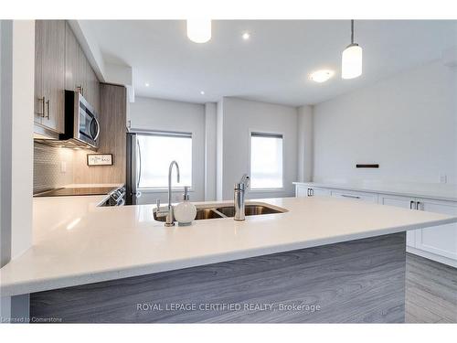 4-51 Sparrow Avenue, Cambridge, ON - Indoor Photo Showing Kitchen With Double Sink With Upgraded Kitchen