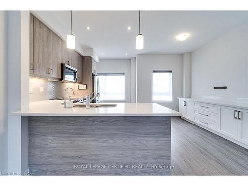 4-51 Sparrow Avenue, Cambridge, ON - Indoor Photo Showing Kitchen