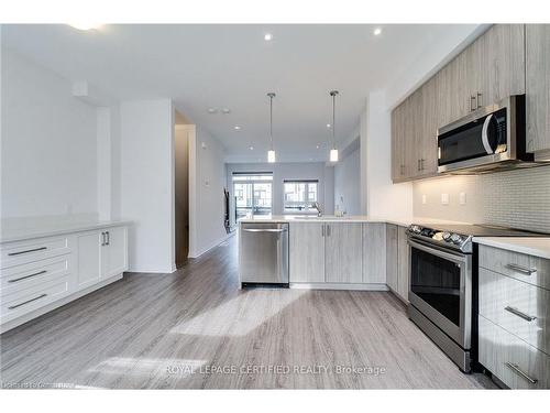 4-51 Sparrow Avenue, Cambridge, ON - Indoor Photo Showing Kitchen With Upgraded Kitchen