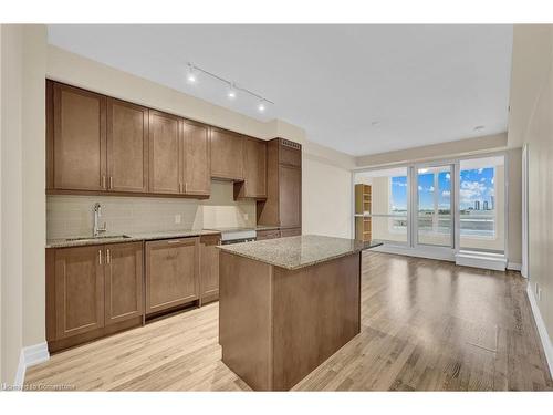 407-9075 Jane Street, Vaughan, ON - Indoor Photo Showing Kitchen