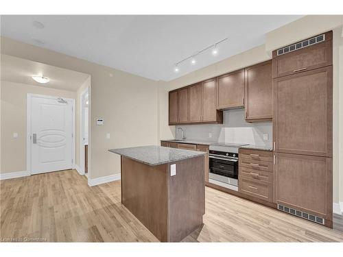 407-9075 Jane Street, Vaughan, ON - Indoor Photo Showing Kitchen