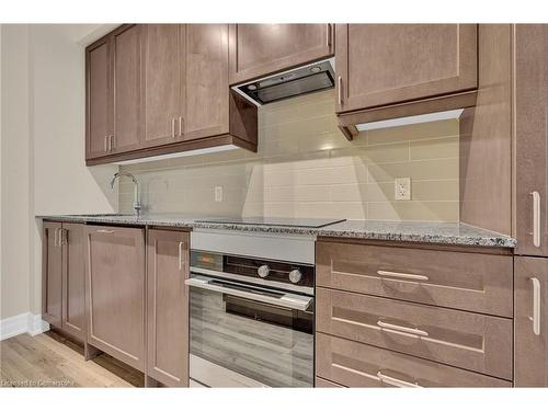 407-9075 Jane Street, Vaughan, ON - Indoor Photo Showing Kitchen