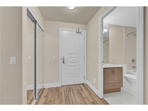 407-9075 Jane Street, Vaughan, ON - Indoor Photo Showing Bathroom