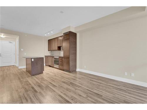 407-9075 Jane Street, Vaughan, ON - Indoor Photo Showing Kitchen