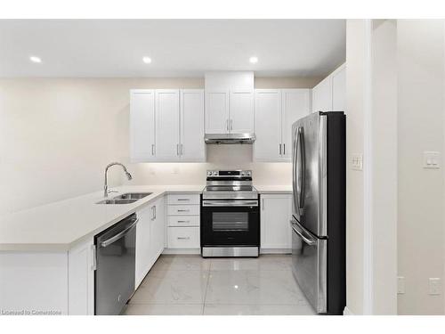 904 Oasis Drive, Mississauga, ON - Indoor Photo Showing Kitchen With Double Sink With Upgraded Kitchen