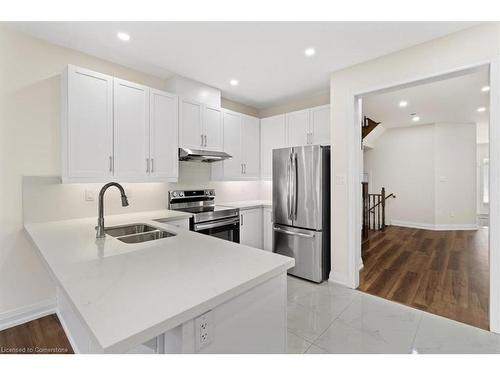 904 Oasis Drive, Mississauga, ON - Indoor Photo Showing Kitchen With Double Sink With Upgraded Kitchen