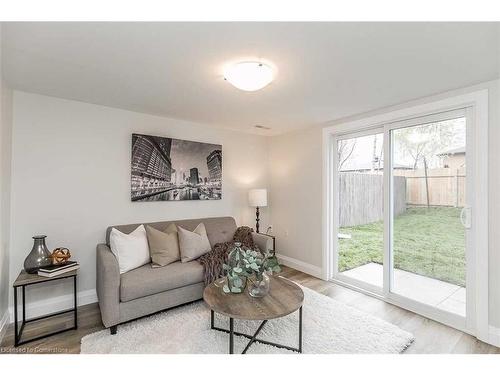 Bsmt-88 Luxury Avenue, Bradford, ON - Indoor Photo Showing Living Room