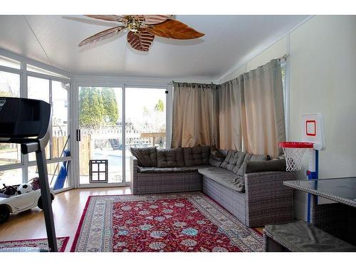 199 Garden Path, Chatham, ON - Indoor Photo Showing Living Room