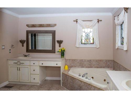 199 Garden Path, Chatham, ON - Indoor Photo Showing Bathroom