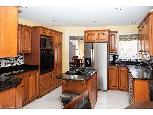 199 Garden Path, Chatham, ON - Indoor Photo Showing Kitchen With Double Sink