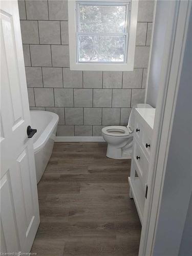 90 Queenston Crescent, London, ON - Indoor Photo Showing Bathroom