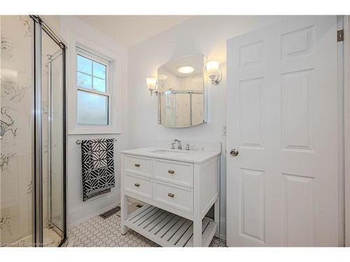 950 Park Avenue W, Burlington, ON - Indoor Photo Showing Bathroom