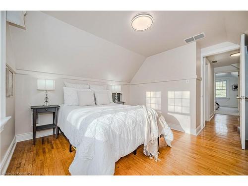 950 Park Avenue W, Burlington, ON - Indoor Photo Showing Bedroom