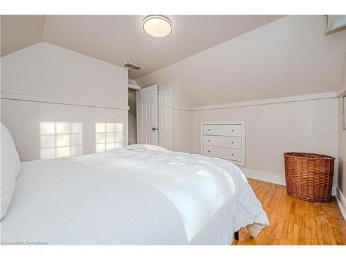 950 Park Avenue W, Burlington, ON - Indoor Photo Showing Bedroom