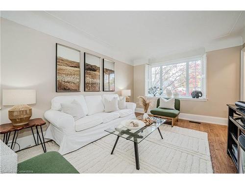 950 Park Avenue W, Burlington, ON - Indoor Photo Showing Living Room