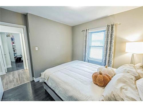 72 Elgin Street S, Cambridge, ON - Indoor Photo Showing Bedroom