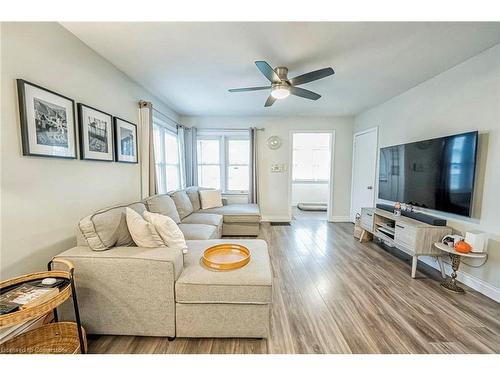 72 Elgin Street S, Cambridge, ON - Indoor Photo Showing Living Room